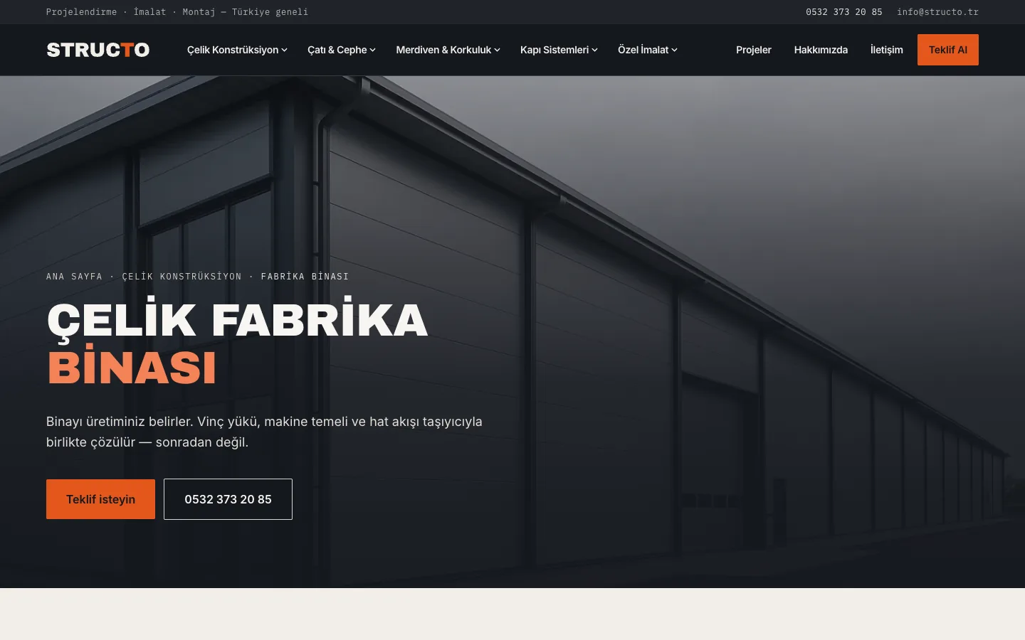 Structo çelik fabrika binası hizmet sayfası: koyu sanayi binası fotoğrafı, başlık, teklif ve telefon düğmeleri